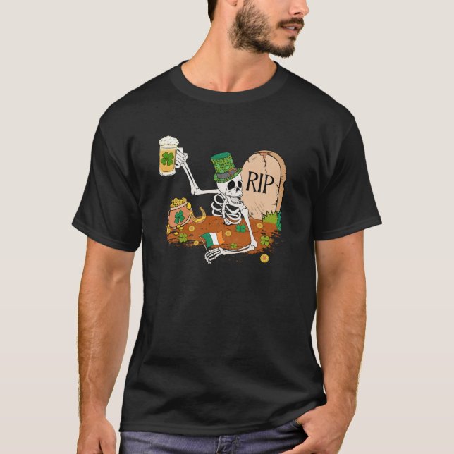 Skelett som dricker öl St Patricks Day Leprechaun T Shirt (Framsida)