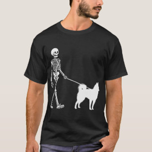 Skelett som går en hund Alaskan Klee Kai Halloween T Shirt