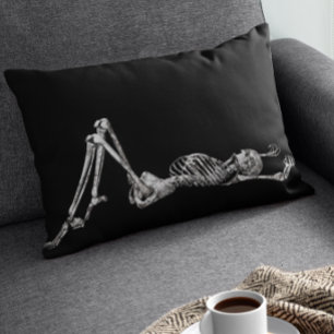 Skelett som ligger ner svart Halloween Lumbarkudde