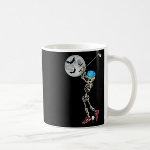 Skelett som spelar golf golfar Glad Halloween-dag  Kaffemugg
