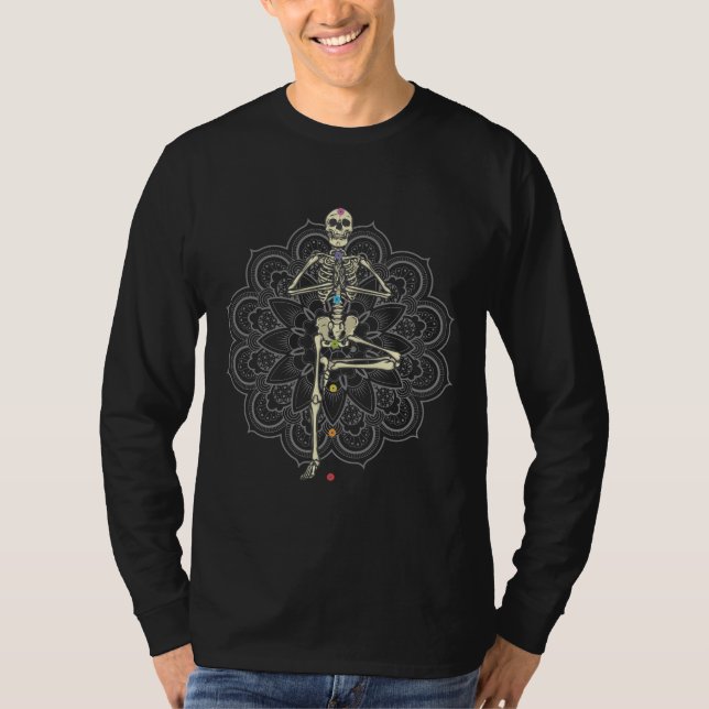 Skelett som står i yogapose t shirt (Framsida)