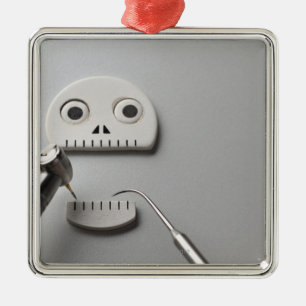 Skelett som tand- behandling tas julgransprydnad metall