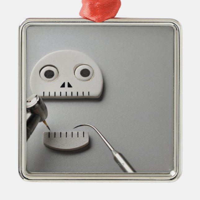 Skelett som tand- behandling tas julgransprydnad metall (Framsidan)