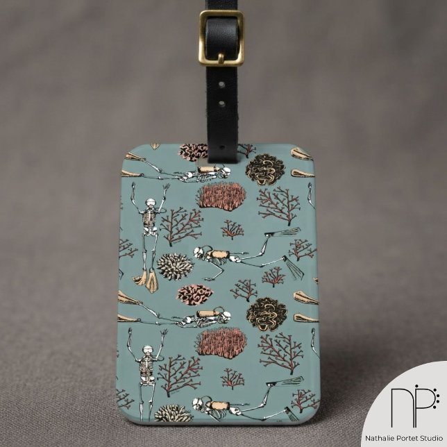 Skelettdykarens korallbagagelapp bagagebricka (This Skeleton Scuba Divers Coral Luggage Tag features hand-drawn scuba diver art.)