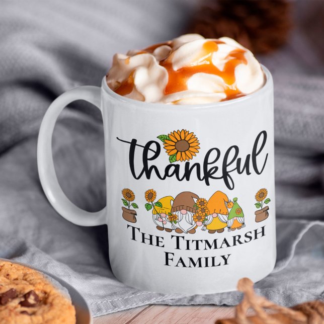 Skenbar liten solrosgnomfamilj kaffemugg (thankful family mug)