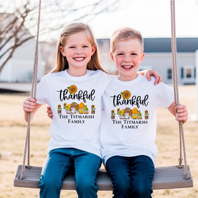 Skenbar liten solrosgnomfamilj t shirt (thankful kids t-shirt)
