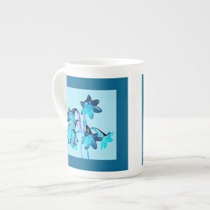 Sketch av Daylilies - Kobalt och Himlar Blue Benporslin Mugg