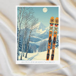 Ski Apache New mexico Sierra Blanca USA vykort<br><div class="desc">Hej från snöbergen i Ski Apache,  New mexico,  Sierra Blanca,  USA! Vi hoppas att du har en underbar skidsemester. Detta vykort har ett fantastiskt blått grått-bergslandskap med retro-skidbrädor i ett orange-stam mönster. Alla textfraser kan anpassas till kostym!</div>