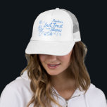 Ski Bachelorette Last Toast on Slopes Hat Keps<br><div class="desc">Anpassningsbar truckerkeps för bachelorette-partiet. Om du planerar en vinterbachelorette-flykting är Après Ski party-plaggen perfektens tillskott för att göra helg extra speciell! Varje biet ger en lekfull, festlig bild av firande med charmerande handritade illustrationer av skidor, cocktails, snö bunnies, disco bollar, champagne, skidskor och mycket annat. Designat för att fånga det...</div>