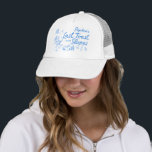 Ski Bachelorette Last Toast on Slopes Hat Keps<br><div class="desc">Anpassningsbar truckerkeps för bachelorette-partiet. Om du planerar en vinterbachelorette-flykting är Après Ski party-plaggen perfektens tillskott för att göra helg extra speciell! Varje biet ger en lekfull, festlig bild av firande med charmerande handritade illustrationer av skidor, cocktails, snö bunnies, disco bollar, champagne, skidskor och mycket annat. Designat för att fånga det...</div>