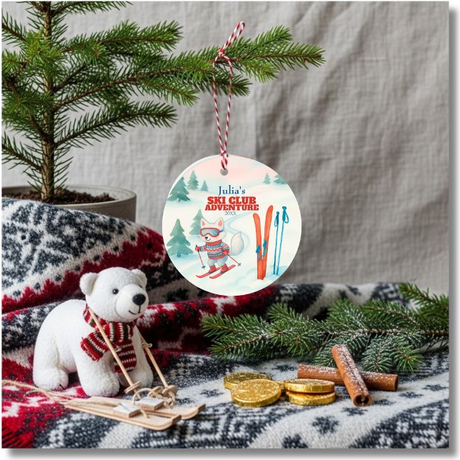 Ski Club Adventure Baby Arctic Fox Julgransprydnad Keramik (Ski Club Adventure Baby Arctic Fox Ceramic Ornament)