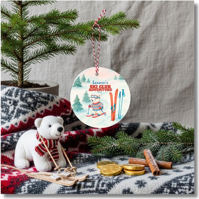 Ski Club Adventure Baby Polar Bear Julgransprydnad Keramik (Ski Club Adventure Baby Polar Bear Ceramic Ornament)
