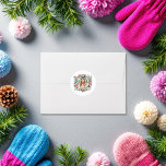 Ski-Thned Bachelorette Helg Social Klubb Runt Klistermärke<br><div class="desc">Lägg till en liten palpina elegans till din bachelorette helg med det här skidmatade klistermärket. Med en vinterinspirerad snyggt av en bachelorette som håller en drink omgiven av blommigtens accenter och snöbergsdetaljer är denna dekal perfekt för Social Klubb eller skidlotsat firande. Använda det som kuvertförseglingar, party favors eller dekoration för...</div>