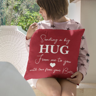 Skicka ett stort HUG Red Valentine Day Monogram Kudde