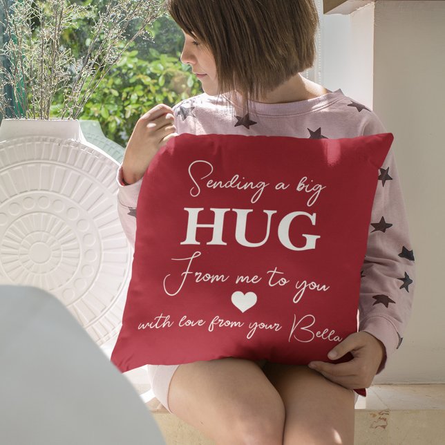 Skicka ett stort HUG Red Valentine Day Monogram Kudde (Skapare uppladdad)
