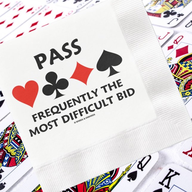 Skicka ofta den svåraste BID-bron Pappersservett (Paper napkin featuring four card suits and classic bridge statement on passing as a bridge bid)