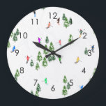 Skickar hoppas över Illustration Ski vinter-lutnin Stor Klocka<br><div class="desc">Coolans vinterdesign med mönster-skidor där skidbackarna i alpina skidorter ligger mellan snö täckta fir träd i alpernor. Freeride-skidåkarna har färglös vintage retro ski kostym och skidar nedför med skidor på en vit snöskum i bergslandskapet. En underbar vintersportgåva till en skidåkare i din vänkrets, medarbetare eller familj... roligt.. Bildschemat för visuella...</div>