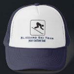Skida klubben skidar beställnings- sluttande alpin keps<br><div class="desc">Denna anpassad design presenterar en grafisk logotyp för sluttande skier och 2 linjer av beställnings- text. Tillfoga ditt skidar lag-/klubbnamn, och another fodrar beställnings- text - individskiernamn, daterar, händelsen, Etc. som du kan också upload din klubblogotyp i stället för vår grafiska skier. Ändra text- och bakgrundsfärgen för att matcha din...</div>