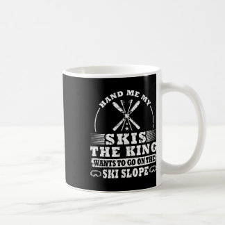 Skidåkare åker skidor kaffemugg