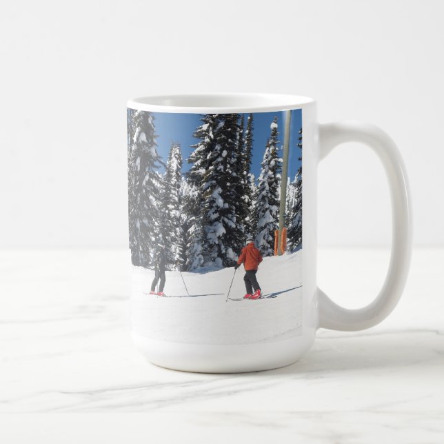 Skidåkare på en snötäckt sluttning kaffemugg (Höger)