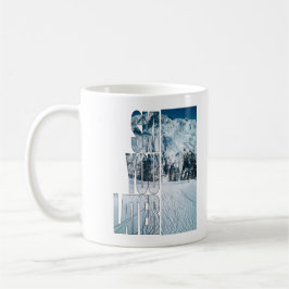 Skidåkarpresent med humor för vinterälskare kaffemugg