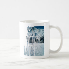 Skidåkarpresent med humor för vinterälskare kaffemugg