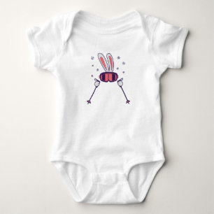 Skidande kanin med skidpinnar och skidglasögon t shirt