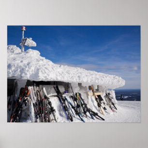 Skidar i en skidasemesterort, den Lapland Poster