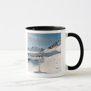 skidliften i soligt snöig landskap mugg