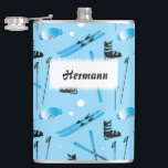 Skidutrustningsmönster Blå Personlig Fickplunta<br><div class="desc">Denna roliga personliga hip flask är perfekt för din skidresa. Den har en fantastisk design med skidutrustning och utrymme för att lägga till ditt namn eller annan text.</div>