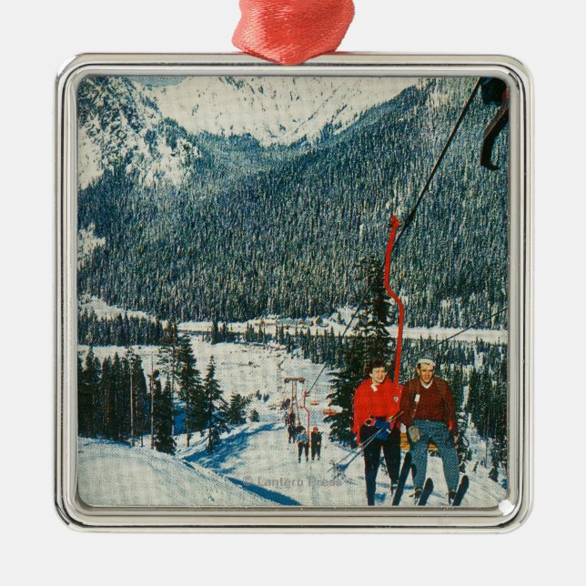 Skiers på ChairliftSnoqualmien passerar, WA Julgransprydnad Metall (Framsidan)