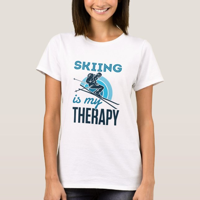 Skiing är min Snö-terapi, Skier-ski med nedförsbac T Shirt (Framsida)