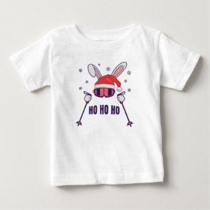 Skiing av Santa Rabbit med Santa Hat och skidpoler T Shirt