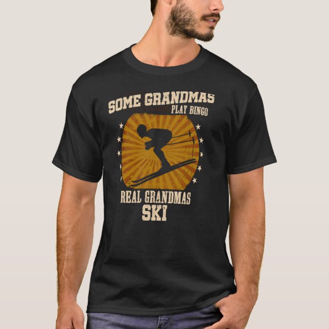 Skiing Grandma Real Grandmas Ski T Shirt (Framsida)