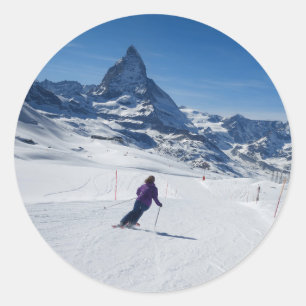 Skiing med Mt. Matterhorn i Zermatt, Schweiz Runt Klistermärke
