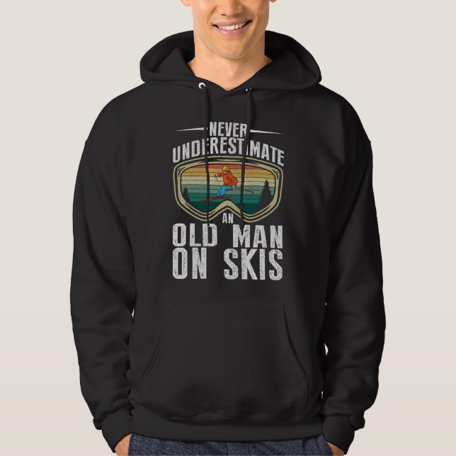 Skiing Never Underestimate An Old Man On Skis Men Hoodie (Framsida)