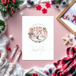 Skiing-Thated Social Klubb Bachelorette Photo Tack Kort<br><div class="desc">Säg tack i stil med det här chic-skidade bachelorette-tackkortet med en elegant som illustrerar vänner i rosa på skidor omgiven av blommigtar. På baksidan finns en platshållare för anpassadet och plats för ett uppriktigt meddelande. skapar det som en perfekt för gästerna. Perfekt för firande på vinter- eller snödestination.</div>