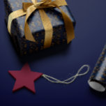 Skilt Royal: Intrikat blått Guld Presentpapper<br><div class="desc">Den här Vintagens rik-tessellationer,  Guld Wrapping papper mönster-designen,  gör att du går lite rakare med ditt huvud lite högre! Färg kontrasterar vackert för att göra ett djärvt påstående. Lägg till en gnutta royalty till dina helgdagar och firande i år! Hitta liknande sofistikerat stilar i vår Royal Collection.</div>