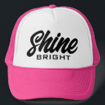Skina ljus Truckerkeps med motiveringscitat<br><div class="desc">Skina Bright-Truckerkeps med motiveringscitat. Anpassningsbar rosa basebollkåpa med manustypografi. Snyggtens handskriftsformat. Finns i olika färg. Lägg till ditt eget söta citat eller säga valfritt. Roligt Birthday-presentidé för vänner och familj.</div>
