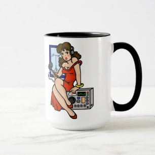 Skinka radiosände brunettutvikningsflickan som mugg
