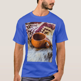 Skinsar av keramiskt Vintage Mugg och Trasa av tex T Shirt