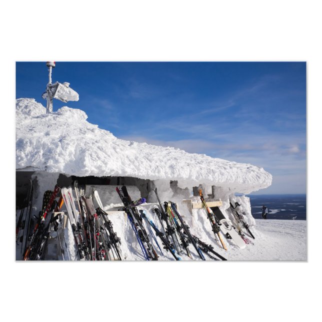 Skis på en skidort, fotoavtryck på Lappland Fototryck (Framsidan)