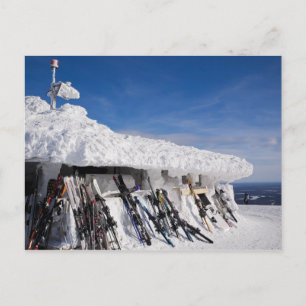 Skis på en skidort, vykort för Lappland