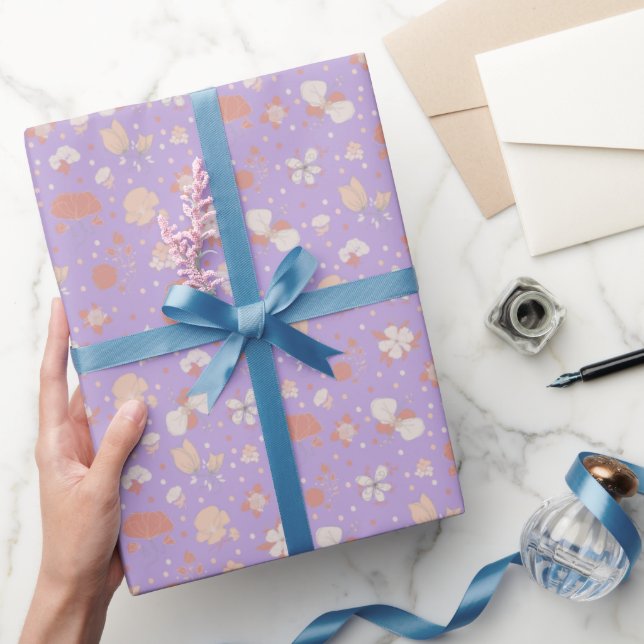 Skissade blommor på ljust lila presentpapper (Gifting)