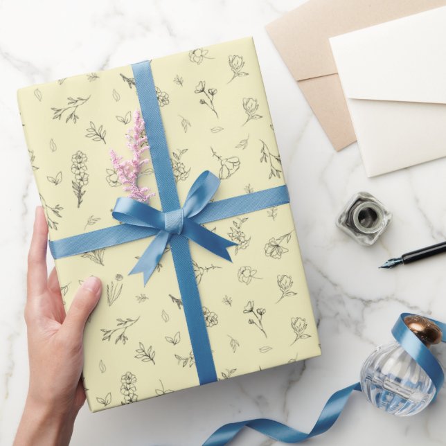 Skissade vildblommor på ljust gult presentpapper (Gifting)