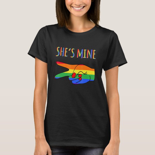 Skissortera LGBT Hon är min Lesbisk. T Shirt (Framsida)