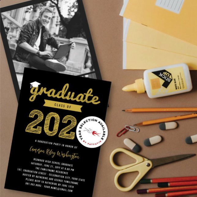 Skitchklass i student 2025 3 Photo Grad Party Inbjudningar (2025 Gold Graduate Sketch On Black (color is customizable) Graduation Party Invitation @ fatfatin)