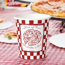 Skiva av rolig rödrutig italiensk pizza födelsedag