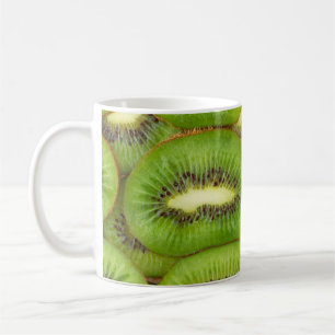 Skivor av färsk och mogen kiwi-frukt i rowsbrun,c kaffemugg