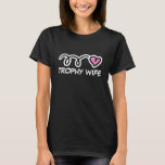 Skjorta för troféfru t t shirt<br><div class="desc">skjorta för troféfru t med rosa hjärta. För bröllopsfest-/för möhippa/Bachelorette party.</div>